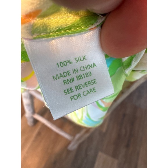 Lilly Pulitzer blouse in the "Elephant Ear" print "Guava" colorway 100% silk M - Picture 4 of 9